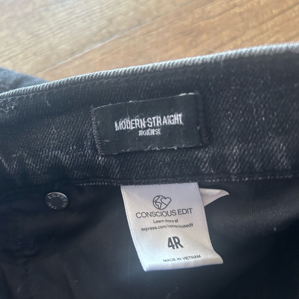 Express Modern Straight High Rise Jeans 4R | Black Wash | Rhinestone Button - Picture 8 of 12